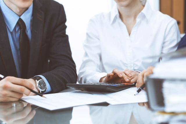 금융소비자들이 시중은행에서 상담을 받고 있다. 한국일보 자료사진