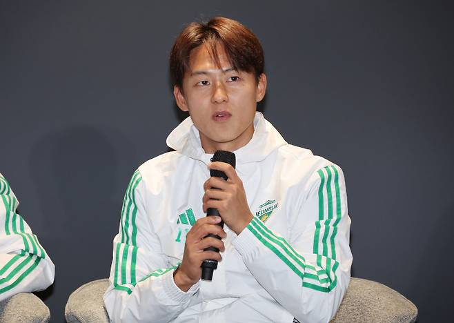 <yonhap photo-5636=""> 인터뷰하는 이승우 (전주=연합뉴스) 임채두 기자 = 5일 전주월드컵경기장 이벤트홀에서 열린 전북 현대 모터스 K리그1 우승 미디어데이에서 이승우가 취재진 질문에 답하고 있다. 2025.11.5 doo@yna.co.kr/2025-11-05 15:00:57/ 연합뉴스</yonhap>