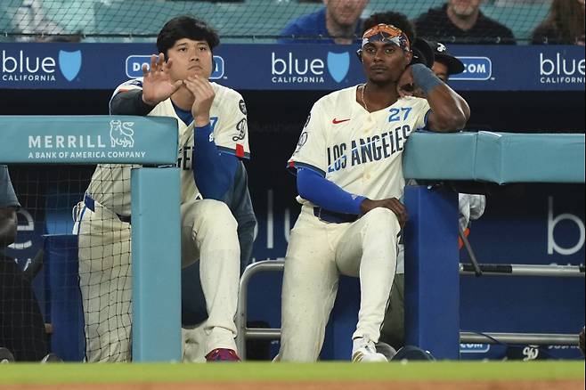<yonhap photo-2692=""> Los Angeles Dodgers' Shohei Ohtani, left, and Esteury Ruiz watch from the dugout during the ninth inning of a baseball game against the Milwaukee Brewers, Saturday, July 19, 2025, in Los Angeles. (AP Photo/Mark J. Terrill)/2025-07-20 13:09:52/ <저작권자 ⓒ 1980~2025 ㈜연합뉴스. 무단 전재 재배포 금지, AI 학습 및 활용 금지></yonhap>