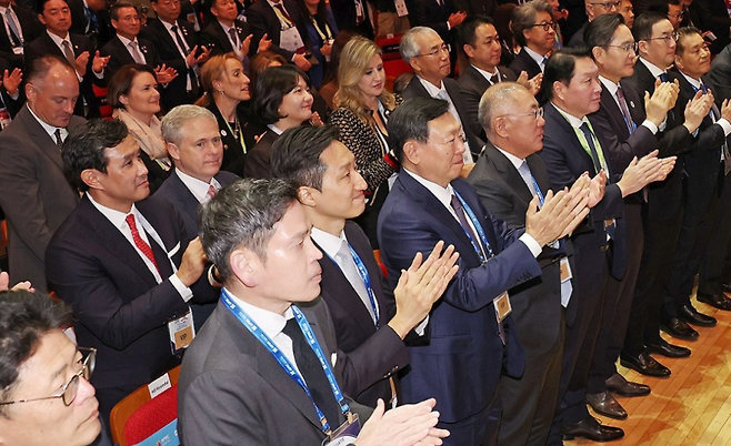 총수 등 참석자들이 지난 10월 APEC CEO 서밋에서 박수를 치고 있다. 연합뉴스