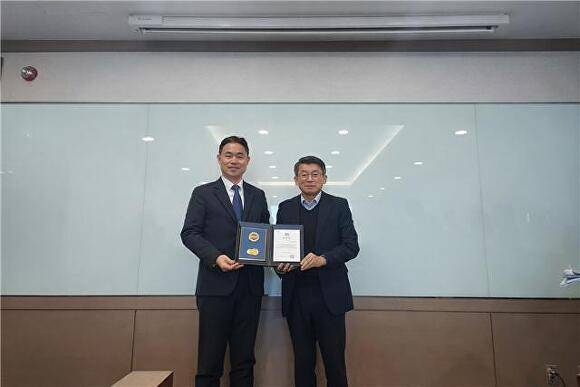경기평택항만공사가 해양환경 보전 공로를 인정받아 우수기관으로 선정돼 경기도지사 표창을 수상하고 있다. [사진=경기평택항만공사]