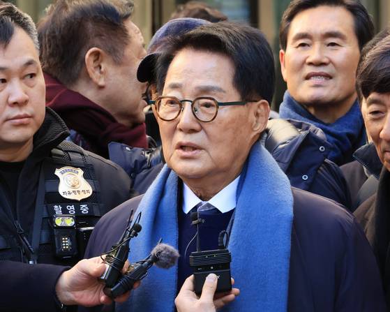 2020년 서해에서 발생한 공무원 피격 사건을 은폐하려 한 혐의로 재판에 넘겨진 박지원 의원(전 국가정보원장)이 26일 서울 서초구 중앙지법에서 무죄를 선고받고 법원을 나서며 발언하는 모습. 뉴스1