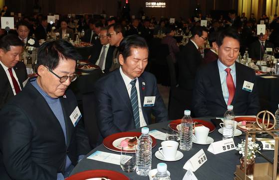 박지원 더불어민주당 의원(왼쪽부터), 정청래 대표, 오세훈 서울시장이 15일 오후 서울 여의도 페어몬트 앰배서더 서울 그랜드볼룸에서 열린 한국 선교 140주년 비전 선포식에서 기도를 하는 모습/뉴스1