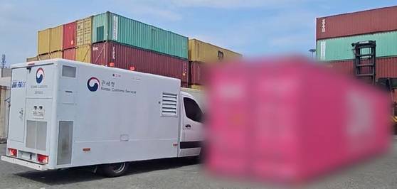 지난 8월 3일 부산신항에서 차랑형 검색기가 X-ray로 마약 적재 의심 컨테이너 내부를 확인하고 있다. 사진 부산본부세관