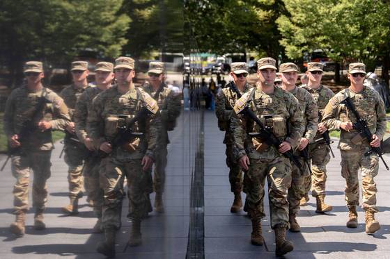 지난 8월 26일 워싱턴에 위치한 한국전쟁 참전용사 기념관 주변을 무장한 웨스트버지니아 주방위군이 순찰을 하고 있다. AP=연합뉴스