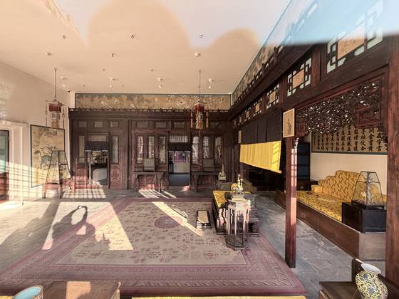 중국 수도 베이징에 있는 고궁박물원(자금성)의 양심전(養心殿)의 동난각(東暖閣) 내부 전경. 이 곳에서 서태후가 동치·광서 황제를 상대로 커튼 뒤에서 국정에 간여한 ‘수렴청정(垂簾聽政)’이 이뤄졌다. 고궁박물원 측은 약 10년에 걸친 대대적인 보수 공사를 마친 뒤 지난 26일 일반에 재개방했다. 신경진 특파원