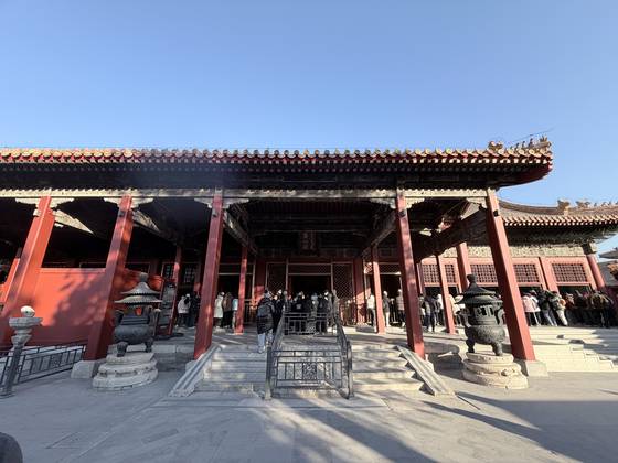 지난 27일 중국 수도 베이징에 있는 고궁박물원(자금성)의 양심전(養心殿)에 관람객들이 10년만의 재개장을 맞아 줄을 서며 관람하고 있다. 8명의 황제가 집무한 이 곳에서 서태후는 동치·광서 황제를 상대로 커튼 뒤에서 국정에 간여한 ‘수렴청정(垂簾聽政)’을 펼쳤다. 신경진 특파원