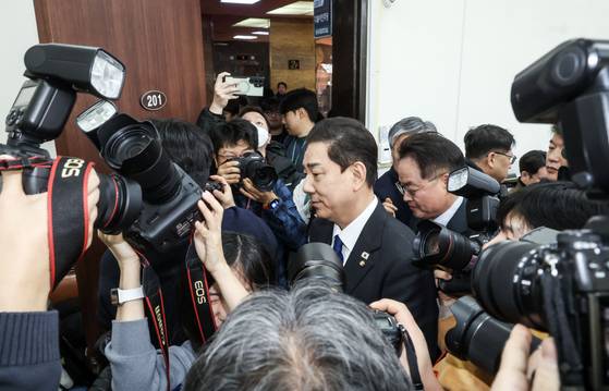 김병기 더불어민주당 원내대표가 30일 오전 국회에서 열린 원내대책회의에서 사퇴의사를 밝힌 뒤 퇴장하고 있다. 김성룡 기자