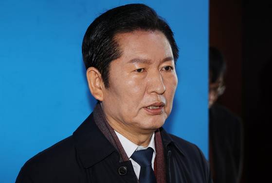 더불어민주당 정청래 대표가 30일 서울 여의도 국회에서 김병기 원내대표의 사퇴와 관련해 입장을 밝히고 있다.연합뉴스