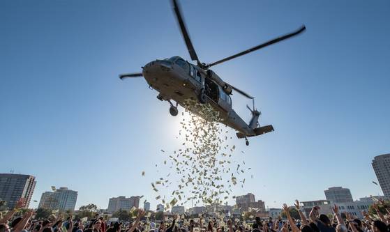 경제학자들은 정부가 중앙은행에 빚을 지며 민간에 돈을 푸는 정책을 ‘헬리콥터 드랍’이라고 부른다. [사진 제미나이 생성 이미지]
