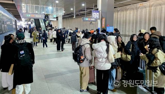 ▲ 30일 오전 11시 50분쯤 강릉역 승강장이 부산 부전에서 첫 출발한 동해선 KTX-이음을 타고 와 내린 승객들로 북적였다.황선우 기자