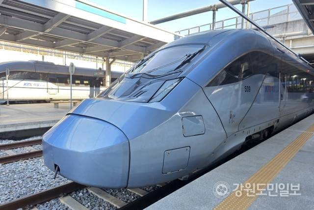 ▲ 30일 오전 9시 30분쯤 강릉역 승강장에서 동해선 KTX-이음 부산 부전행 첫 열차가 출발을 앞두고 정차해 있다.황선우 기자