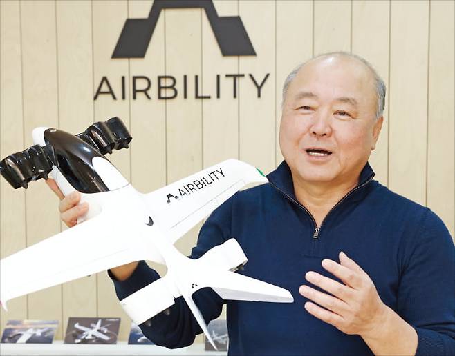 류태규 에어빌리티 대표가 서울 서초동 사무실에서 수직이착륙 무인기 ‘AB-U60’ 모형을 들고 기체 성능을 설명하고 있다.  이솔 기자