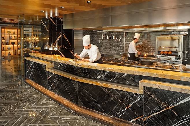 요리를 완성하는 셰프들(사진=코트야드 메리어트 평택)