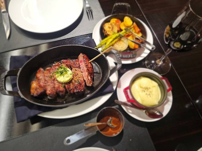 레스토랑의 정체성을 드러내는 메인 메뉴, 꽃등심 스테이크(사진=정상미)