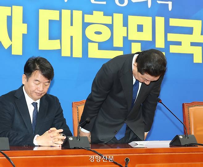 김병기 더불어민주당 원내대표가 30일 당 원내대책회의에서 각종 의혹에 대해 사과하며 고개 숙이고 있다. 한수빈 기자