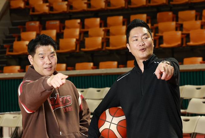 저 트로피는 내 거 프로농구 SK 전희철 감독(오른쪽)과 LG 조상현 감독이 2025년을 마무리하며 함께 인터뷰하고 있다. 정지윤 선임기자 color@kyunghyang.com