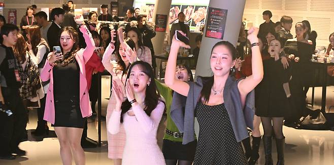 Guests take part in festivities at Seoul Vibe at Dongdaemun Design Plaza in Seoul, Monday. (Yoon Byung-chan/Herald Muse)