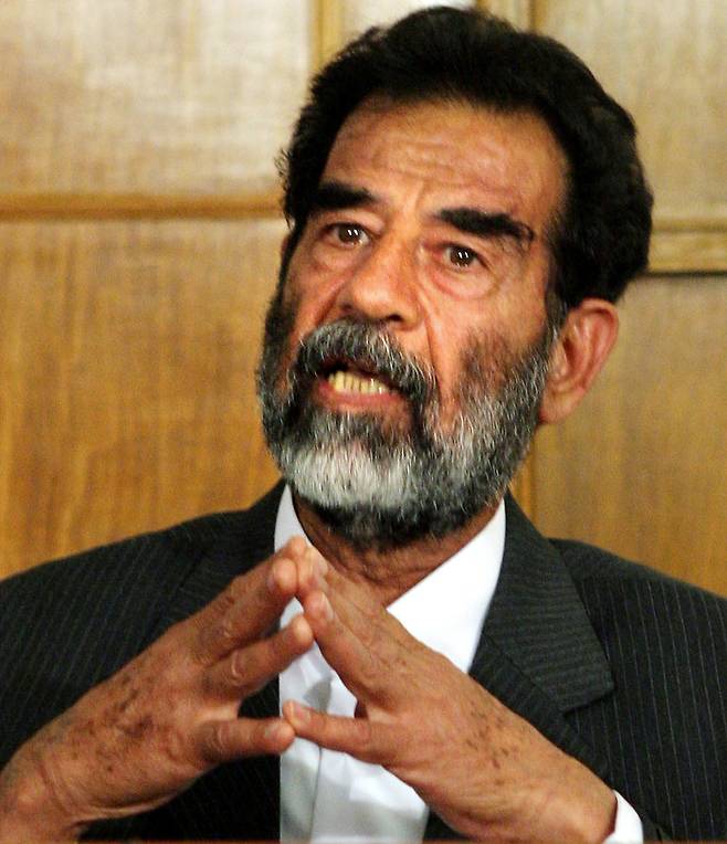 The ousted Iraqi leader Saddam Hussein faces a judge in a Baghdad courtroom for the first time since his detainment, July 1, 2004. Downcast but defiant, Iraq's deposed dictator Saddam Hussein appeared before an Iraqi tribunal on Thursday, refusing to recognize its authority and saying the ″real criminal″ was President Bush. [REUTERS/YONHAP]