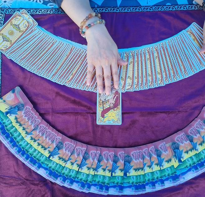 A hand of a tarot reader nicknamed OngdalSsaem, who offers a New Year reading [SCREEN CAPTURE]