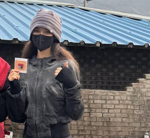 Danielle poses for a photo believed to be taken while doing volunteer work on Dec. 29. The photo was posted by a user on the online community Dcinside, the same day that NewJeans's agency ADOR announced the termination of its exclusive contract with the singer. [SCREEN CAPTURE]