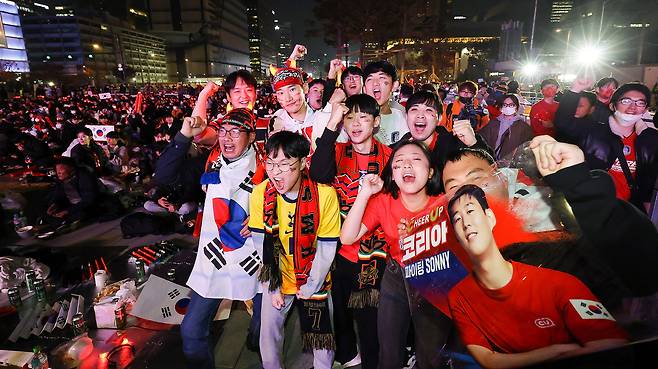 Members of the Red Devils, Korea’s largest national football team supporters’ group, are seen at Gwanghwamun Square in central Seoul, cheering for the Korean men's side on Nov. 24, 2022. [JOONGANG ILBO]