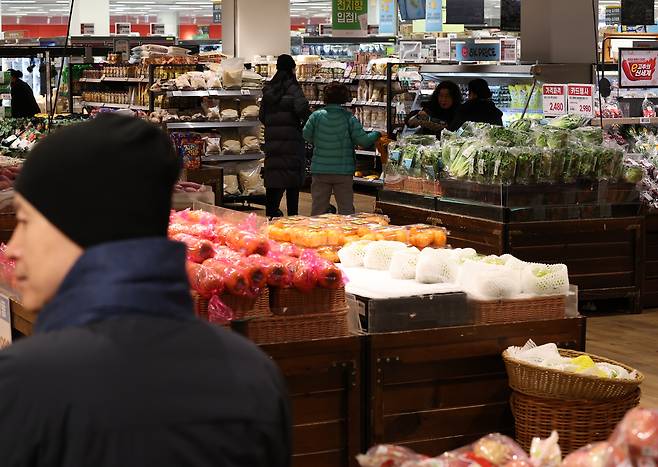 People shop at a large supermarket in Seoul on Dec. 30. [YONHAP]