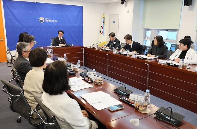 Prime Minister Kim Min-seok, at the head of the table, presides over a meeting on suicide prevnetion at the National Center for Mental Health in Gwangjin District, eastern Seoul, on Dec. 30. [YONHAP]