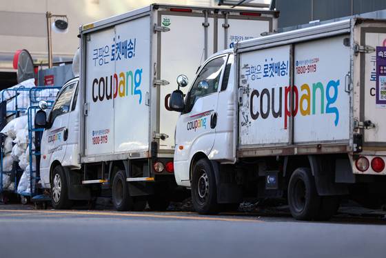 Coupang trucks parked at a logistics center in downtown Seoul on Dec. 30. [NEWS1]