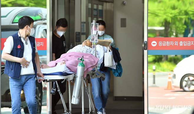 서울의 한 대학병원 응급의료센터로 환자를 옮기고 있다. 쿠키뉴스 자료사진