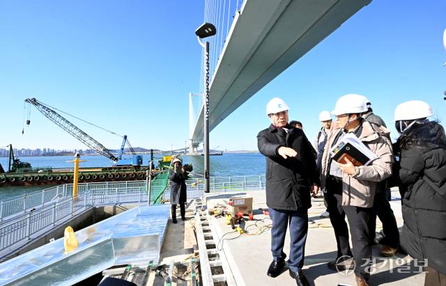 유정복 인천시장이 30일 인천 서구 제3연륙교 하부 친수공간 시설을 점검하고 있다. 조병석기자