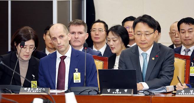 해럴드 로저스 쿠팡 임시대표(왼쪽)가 30일 국회에서 열린 '쿠팡 침해사고 및 개인정보 유출, 불공정 거래, 노동환경 실태 파악과 재발 방지 대책 마련을 위한 연석 청문회'에 참석해 청문위원들의 질문을 듣고 있다. 오른쪽은 임광현 국세청장. 김재훈 기자