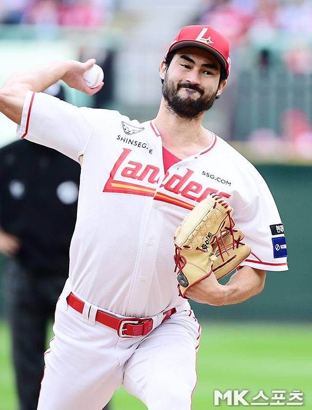 10월 9일 오후 인천SSG랜더스필드에서 ‘2025 신한 SOL Bank KBO 포스트시즌’ 삼성 라이온즈와 SSG 랜더스의 준플레이오프 1차전이 열렸다. SSG 선발 화이트가 역투하고 있다. 사진=김영구 기자