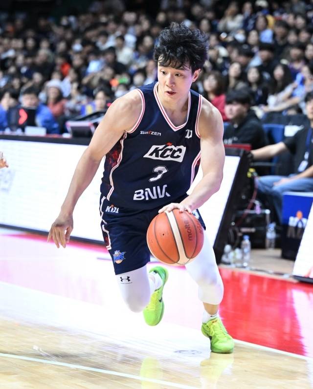 KCC에 반가운 소식이 전해졌다. ‘슈퍼스타’ 허웅이 전격 복귀한 것이다. 그는 29일까지만 하더라도 복귀가 어려울 것으로 보였으나 30일 오전, 구단에 복귀 의사를 전하며 부산에 내려오게 됐다. 사진=KBL 제공