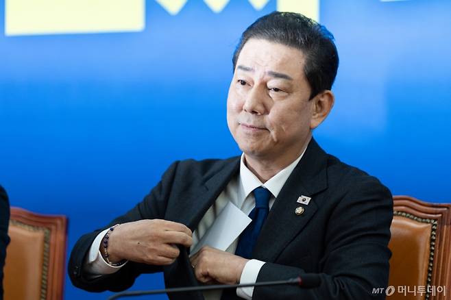 (서울=뉴스1) 이승배 기자 = 김병기 더불어민주당 원내대표가 30일 서울 여의도 국회에서 열린 원내대책회의에서 본인과 가족을 둘러싼 각종 특혜·갑질 의혹에 대해 입장을 밝힌 뒤 입장문을 주머니에 넣고 있다. 김 원내대표는 이날 입장 발표를 통해 원내대표직에서 사퇴한다고 밝혔다. 2025.12.30/뉴스1 Copyright (C) 뉴스1. All rights reserved. 무단 전재 및 재배포, AI학습 이용 금지. /사진=(서울=뉴스1) 이승배 기자