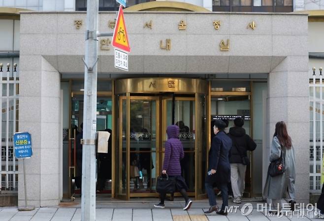 [서울=뉴시스] 김진아 기자 =  공무원의 '복종 의무'가 76년 만에 폐지된다. 앞으로 공무원은 위법한 상사 명령을 거부할 수 있고, 이에 따른 불이익 처분·대우도 금지된다. 인사혁신처와 행정안전부는 지난 25일 '국가공무원법'과 '지방공무원법' 개정안을 입법예고한다고 밝혔다.   사진은 26일 서울 종로구 정부서울청사로 공무원들이 출근하고 있다. 2025.11.26. bluesoda@newsis.com /사진=김진아