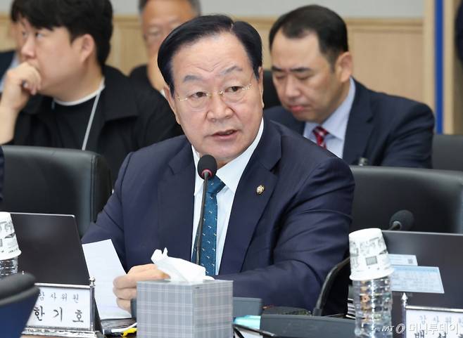 (계룡=뉴스1) 김기태 기자 = 한기호 국민의힘 위원이 23일 오전 충남 계룡대에서 열린 국회 국방위원회의 공군본부에 대한 국정감사에서 질의하고 있다. 2025.10.23/뉴스1  Copyright (C) 뉴스1. All rights reserved. 무단 전재 및 재배포,  AI학습 이용 금지. \