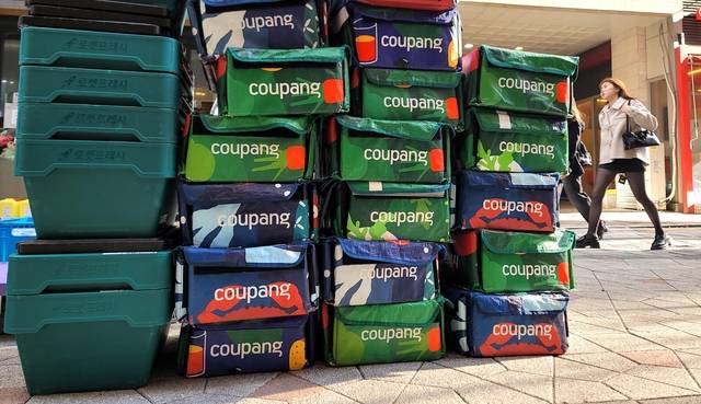 보도 위에 쌓인 쿠팡 가방  : 쿠팡이 29일 개인정보 유출 사태와 관련해 1조6850억 원 규모의 고객 보상안을 마련해 발표한 가운데 이날 오전 서울 시내 보도 위에 쿠팡 로켓프레시 가방들이 쌓여 있다.  문호남 기자