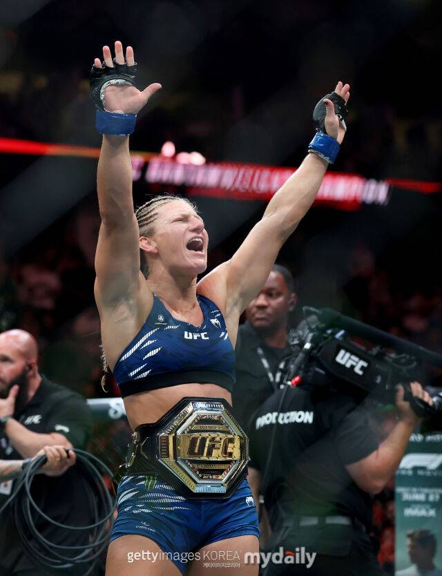 줄리아나 페냐를 기무라로 제압하고 뉴 챔프가 된 케일라 해리슨./게티이미지코리아