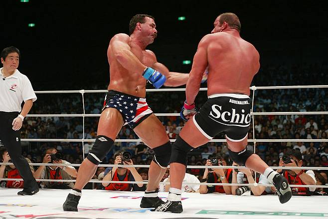 22년 전인 2003년 프라이드 26에서 돈 프라이(왼쪽)가 마크 콜먼과 대결하고 있다. [게티이미지]