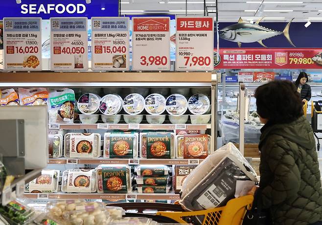 고물가로 저녁 시간대 마트·편의점 마감 할인에 소비자들이 몰리고 있다. 한 시민이 서울의 한 대형마트에서 장을 보고 있다. [연합]