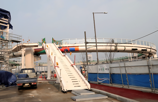 춘천 원형육교 공사가 막바지를 향해 달려가고 있다.