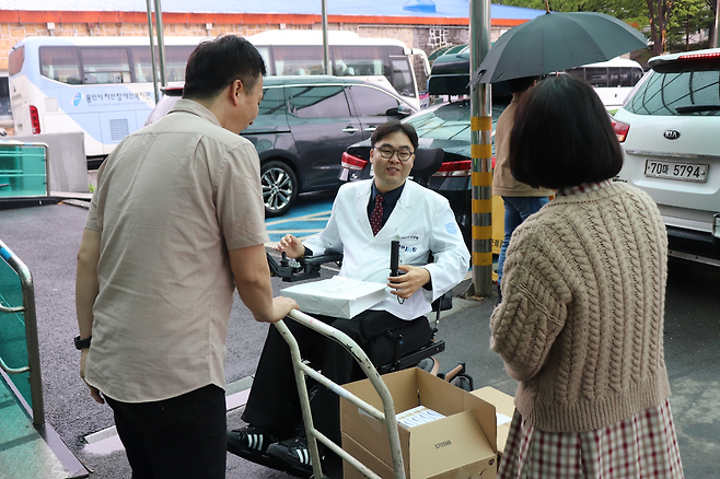 이규환 분당서울대병원 건강증진센터 교수가 과거 나눔 활동을 진행 중인 모습 [이규환 교수 제공]