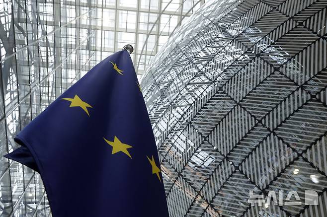 [브뤼셀=AP/뉴시스] 지난해 6월 17일(현지 시간) 벨기에 브뤼셀의 유럽이사회 청사에 유럽연합(EU) 깃발이 걸려 있다. 2025.09.17.