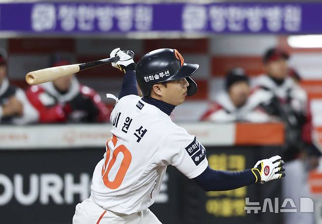 [대전=뉴시스] 김근수 기자 = 31일 대전 중구 한화생명볼파크에서 열린 2025 KBO 한국시리즈 5차전 LG 트윈스와 한화 이글스의 경기, 2회말 2사 주자 2,3루 상황에서 한화 하주석이 유격수 앞 땅볼로 3루 주자 노시환을 불러들이고 있다. 2025.10.31. ks@newsis.com