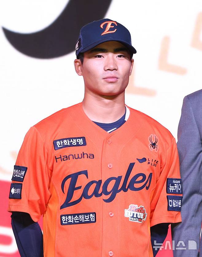 [서울=뉴시스] 황준선 기자 = 17일 오후 서울 송파구 롯데호텔월드에서 열린 2026 KBO 신인 드래프트에서 한화 이글스 1라운드 지명된 유신고 오재원이 기념촬영을 하고 있다. 2025.09.17. hwang@newsis.com