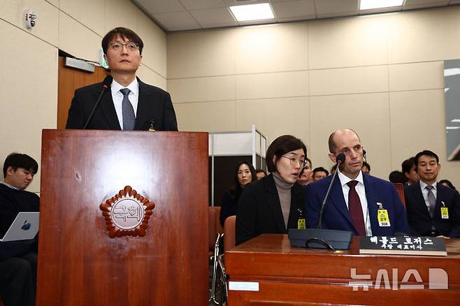 [서울=뉴시스] 김명년 기자 = 박대준 전 쿠팡 대표이사가 30일 오전 서울 여의도 국회에서 열린 쿠팡 침해사고 및 개인정보 유출, 불공정 거래, 노동환경 실태 파악과 재발방지 대책 마련을 위한 연석 청문회에서 의원 질의에 답변하고 있다. 오른쪽 아래는 해롤드 로저스 쿠팡 대표. 2025.12.30. kmn@newsis.com