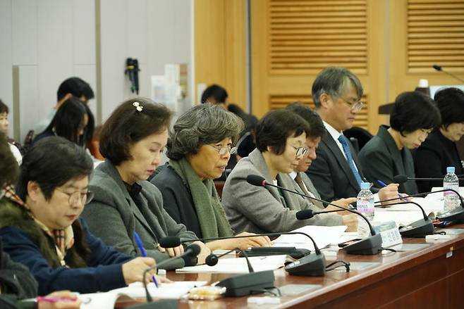 [서울=뉴시스] 대한간호협회에 따르면 간협과 국회 보건복지위원회 소속 여야 의원들은 30일 오후 국회에서 '간호·요양·돌봄 통합체계 구축을 위한 요양병원 혁신 및 간병 급여화 토론회'를 개최하고 제도 개선 방향을 논의했다. (사진=대한간호협회 제공) 2025.12.30. photo@newsis.com *재판매 및 DB 금지