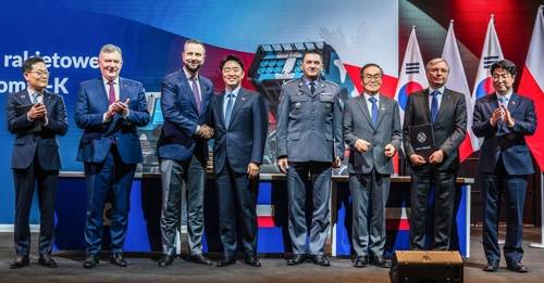 한화에어로스페이스, 폴란드에 5.6조 천무 유도미사일 계약 한화에어로스페이스는 29일(현지시간) 폴란드 군비청과 사거리 80㎞급 천무 유도미사일(CGR-080)을 공급하는 5조6천억원 규모의 3차 실행계약을 체결했다고 30일 밝혔다.     손재일 한화에어로스페이스 대표이사(왼쪽 첫 번째)와 강훈식 대통령실 비서실장(왼쪽 네 번째)을 비롯한 관계자들이 폴란드 바르샤바 군사 박물관에서 열린 계약 체결식에서 기념 촬영하고 있다. [한화에어로스페이스 제공]