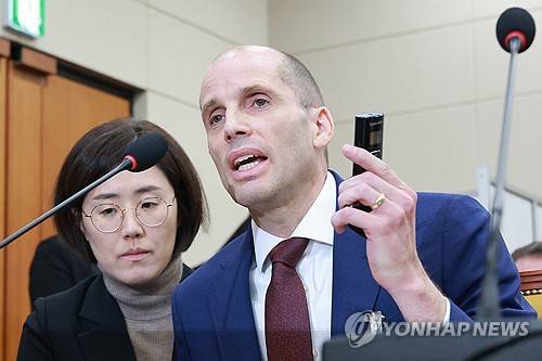 동시통역기 착용 요구에 답변하는 로저스 대표 (서울=연합뉴스) 신현우 기자 = 30일 국회에서 열린 쿠팡 침해사고 및 개인정보 유출, 불공정 거래, 노동환경 실태 파악과 재발 방지 대책 마련을 위한 청문회에서 해롤드 로저스 쿠팡 대표이사가 최민희 과학기술정보방송통신위원회 위원장의 동시통역기 착용 요구에 답변하고 있다. 2025.12.30 nowwego@yna.co.kr